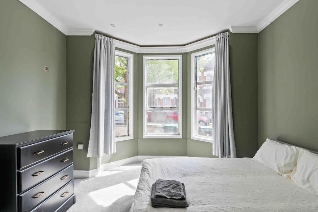 Modern 3 Bed Apartment In Tottenham London Bagian luar foto